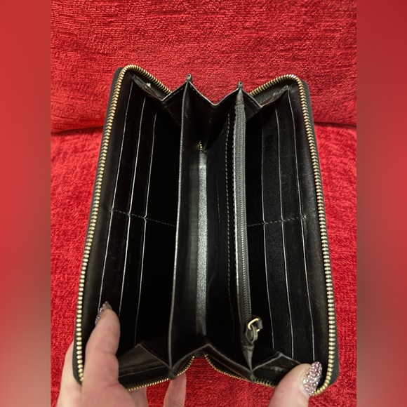 GUCCI AUTHENTIC BLACK EMBOSSED LEATHER ZIPPY WALLET. EUC. - Picture 3 of 10